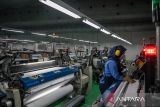 Pekerja menyelesaikan produksi kain di PT Trisula Textile Industries, Kota Cimahi, Jawa Barat, Selasa (15/4/2025). Asosiasi Pertekstilan Indonesia (API) mendorong pemerintah agar kebijakan Standar Nasional Indonesia (SNI) wajib dan pelabelan dalam bahasa Indonesia diberlakukan kembali di perbatasan (border) guna mengamankan pasar domestik dari limpahan impor barang tekstil yang tidak sesuai standar dan lebih murah (dumping) dari negara lain yang terdampak tarif timbal balik atau resiprokal Amerika Serikat karena berpotensi menggerus pasar domestik. ANTARA FOTO/Abdan Syakura/agr