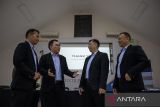 Direktur Utama PT Trisula Textile Industries Tbk (BELL) Karsongno Wongso Djaja (kedua kiri) berbincang dengan Direktur Heru Jatmiko Harrianto (kedua kanan), Direktur Wagiyono (kiri) dan Direktur Lukas Ginting (kanan) usai Rapat Umum Pemegang Saham Tahunan (RUPST) di Kota Cimahi, Jawa Barat, Selasa (15/4/2025). Dalam RUPST tersebut PT Trisula Textile Industries Tbk yang merupakan emiten penyedia kain, seragam dan fesyen akan menebar dividen sebesar Rp5 miliar atau setara dengan Rp0,68 per saham serta membukukan kenaikan penjualan bersih sembilan persen atau sebesar Rp584,89 miliar dengan total laba bersih mencapai Rp11,53 miliar sepanjang tahun 2024. ANTARA FOTO/Abdan Syakura/agr
