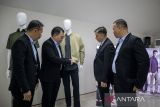 Direktur Utama PT Trisula Textile Industries Tbk (BELL) Karsongno Wongso Djaja (kedua kiri) berbincang dengan Direktur Heru Jatmiko Harrianto (kedua kanan), Direktur Wagiyono (kiri) dan Direktur Lukas Ginting (kanan) usai Rapat Umum Pemegang Saham Tahunan (RUPST) di Kota Cimahi, Jawa Barat, Selasa (15/4/2025). Dalam RUPST tersebut PT Trisula Textile Industries Tbk yang merupakan emiten penyedia kain, seragam dan fesyen akan menebar dividen sebesar Rp5 miliar atau setara dengan Rp0,68 per saham serta membukukan kenaikan penjualan bersih sembilan persen atau sebesar Rp584,89 miliar dengan total laba bersih mencapai Rp11,53 miliar sepanjang tahun 2024. ANTARA FOTO/Abdan Syakura/agr
