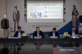 Direktur Utama PT Trisula Textile Industries Tbk (BELL) Karsongno Wongso Djaja (kedua kiri) bersama Direktur Heru Jatmiko Harrianto (kiri), Direktur Wagiyono (kedua kanan) dan Direktur Lukas Ginting (kanan) menyampaikan paparannya saat Rapat Umum Pemegang Saham Tahunan (RUPST) di Kota Cimahi, Jawa Barat, Selasa (15/4/2025). Dalam RUPST tersebut PT Trisula Textile Industries Tbk yang merupakan emiten penyedia kain, seragam dan fesyen akan menebar dividen sebesar Rp5 miliar atau setara dengan Rp0,68 per saham serta membukukan kenaikan penjualan bersih sembilan persen atau sebesar Rp584,89 miliar dengan total laba bersih mencapai Rp11,53 miliar sepanjang tahun 2024. ANTARA FOTO/Abdan Syakura/agr
