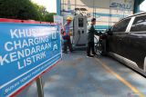 Cara merawat baterai mobil listrik agar awet