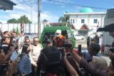 Gubernur Bengkulu periode 2016-2024 Rohidin Mersyah tiba di Rumah Tahanan (Rutan) kelas II B di Bengkulu, Bengkulu, Senin (14/4/2025). Jaksa Penuntut Umum (JPU) Komisi Pemberantasan Korupsi (KPK) memindahkan Rohidin Mersyah yang merupakan tersangka kasus tindak pidana korupsi berupa pemerasan dan gratifikasi untuk keperluan pemenangan dalam Pemilihan Kepala Daerah (Pilkada) 2024 setelah dinyatakan lengkap atau P21 dan akan disidangkan di pengadilan Tipikor Bengkulu. ANTARA FOTO/Muhammad Izfaldi/foc.