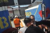 Petugas menggiring Gubernur Bengkulu periode 2016-2024 Rohidin Mersyah setibanya di Rumah Tahanan (Rutan) kelas II B di Bengkulu, Bengkulu, Senin (14/4/2025). Jaksa Penuntut Umum (JPU) Komisi Pemberantasan Korupsi (KPK) memindahkan Rohidin Mersyah yang merupakan tersangka kasus tindak pidana korupsi berupa pemerasan dan gratifikasi untuk keperluan pemenangan dalam Pemilihan Kepala Daerah (Pilkada) 2024 setelah dinyatakan lengkap atau P21 dan akan disidangkan di pengadilan Tipikor Bengkulu. ANTARA FOTO/Muhammad Izfaldi/foc.
