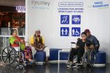 Penumpang menunggu jadwal keberangkatan di terminal keberangkatan Bandara Internasional Sultan Aji Muhammad Sulaiman (SAMS) Sepinggan, Balikpapan, Kalimantan Timur, Selasa (15/4/2025). Pengelola Bandara SAMS Sepinggan mencatat sejak 21 Maret hingga 11 April 2025 total pergerakan penumpang mencapai 374.733 orang dengan rata-rata sebanyak 17.844 orang penumpang per hari, dan pergerakan pesawat tercatat sebanyak 3.255 atau rata-rata mencapai 155 pergerakan per hari. Antara Kaltim/Aditya Nugroho/mrh