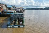 Warga memberi makan ikan yang berada di keramba di Sungai Mahakam, Samarinda Seberang, Samarinda, Kalimantan Timur, Rabu (16/4/2025). Kelompok Pembudidaya Ikan (Pokdakan) Maju Bersama Bisa membudidayakan ikan air tawar seperti ikan mas dan nila yang mencapai 32.000 ekor dalam 16 kotak keramba itu beromzet sekitar Rp3,8 juta per bulan. Antara Kaltim/M Risyal Hidayat