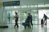 Penumpang berjalan menuju terminal keberangkatan di Bandara Internasional Sultan Aji Muhammad Sulaiman (SAMS) Sepinggan, Balikpapan, Kalimantan Timur, Selasa (15/4/2025). Pengelola Bandara SAMS Sepinggan mencatat sejak 21 Maret hingga 11 April 2025 total pergerakan penumpang mencapai 374.733 orang dengan rata-rata sebanyak 17.844 orang penumpang per hari, dan pergerakan pesawat tercatat sebanyak 3.255 atau rata-rata mencapai 155 pergerakan per hari. Antara Kaltim/Aditya Nugroho/mrh