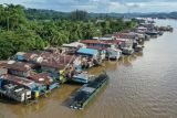 Warga memberi makan ikan yang berada di keramba di Sungai Mahakam, Samarinda Seberang, Samarinda, Kalimantan Timur, Rabu (16/4/2025). Kelompok Pembudi daya Ikan (Pokdakan) Maju Bersama Bisa tersebut mengelola ikan air tawar seperti ikan mas dan nila sebanyak 32.000 ekor dalam 16 kotak keramba itu beromzet sekitar Rp3,8 juta per bulannya. Kelompok Pembudidaya Ikan (Pokdakan) Maju Bersama Bisa membudidayakan ikan air tawar seperti ikan mas dan nila yang mencapai 32.000 ekor dalam 16 kotak keramba itu beromzet sekitar Rp3,8 juta per bulan. Antara Kaltim/M Risyal Hidayat