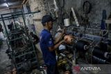 Pekerja menyelesaikan pembuatan benang rajut di Sepatan, Kabupaten Tangerang, Banten, Rabu (16/4/2025). Industri benang rumahan tersebut dapat memproduksi 100 kilogram benang rajut dalam sehari untuk memenuhi kebutuhan UMKM rajut yang telah dipasarkan ke berbagai daerah seperti Surabaya, Bali dan Papua. ANTARA FOTO/Putra M. Akbar/gp