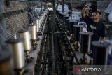 Pekerja menyelesaikan pembuatan benang rajut di Sepatan, Kabupaten Tangerang, Banten, Rabu (16/4/2025). Industri benang rumahan tersebut dapat memproduksi 100 kilogram benang rajut dalam sehari untuk memenuhi kebutuhan UMKM rajut yang telah dipasarkan ke berbagai daerah seperti Surabaya, Bali dan Papua. ANTARA FOTO/Putra M. Akbar/gp