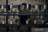 Pekerja menyelesaikan pembuatan benang rajut di Sepatan, Kabupaten Tangerang, Banten, Rabu (16/4/2025). Industri benang rumahan tersebut dapat memproduksi 100 kilogram benang rajut dalam sehari untuk memenuhi kebutuhan UMKM rajut yang telah dipasarkan ke berbagai daerah seperti Surabaya, Bali dan Papua. ANTARA FOTO/Putra M. Akbar/gp
