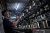 Pekerja menyelesaikan pembuatan benang rajut di Sepatan, Kabupaten Tangerang, Banten, Rabu (16/4/2025). Industri benang rumahan tersebut dapat memproduksi 100 kilogram benang rajut dalam sehari untuk memenuhi kebutuhan UMKM rajut yang telah dipasarkan ke berbagai daerah seperti Surabaya, Bali dan Papua. ANTARA FOTO/Putra M. Akbar/gp