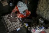 Perajin mengangkut kue kering yang telah dijemur di rumah industri Ibnu Jaya Abadi, Kasemen, Kota Serang, Banten, Rabu (16/4/2025). Kementerian Usaha Mikro, Kecil, Menengah (UMKM) mencatat pencapaian realisasi Kredit Usaha Rakyat (KUR) pada triwulan pertama tahun 2025 telah mencapai Rp57,51 triliun yang disalurkan kepada kurang lebih 1,014 juta debitur di seluruh Indonesia. ANTARA FOTO/Angga Budhiyanto/gp