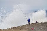 Warga pesisir diminta waspada gelombang hingga enam meter di Selat Lombok