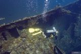 Wisatawan menyelam di atas kapal USS Liberty yang karam di perairan Laut Tulamben, Desa Tulamben, Kubu, Kabupaten Karangasem, Bali, Senin (14/4/2025). Perairan laut Tulamben merupakan destinasi wisata yang menawarkan pemandangan bawah laut diantaranya kapal karam milik Amerika USS Liberty, Batu Kelebit, Tulamben Wall, Coral Garden dan areal Anemone. ANTARA FOTO/Muhammad Adimaja/wsj.