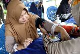 Warga berusia lanjut menjalani pengukuran tekanan darah saat pemeriksaan keehatan di Posyandu Lansia Anggrek 4, Pakis, Malang, Jawa Timur, Kamis (17/4/2025). Pemeriksaan kesehatan meliputi pengukuran tinggi badan, lingkar perut, tekanan darah dan pengecekan gula darah tersebut dilakukan sebagai upaya deteksi dini penyakit dan masalah kesehatan yang dihadapi lansia sekaligus memberikan edukasi mengenai gaya hidup sehat. Antara Jatim/Ari Bowo Sucipto/um