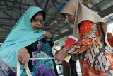 Kader posyandu mengukur lingkar perut lansia saat pemeriksaan keehatan di Posyandu Lansia Anggrek 4, Pakis, Malang, Jawa Timur, Kamis (17/4/2025). Pemeriksaan kesehatan meliputi pengukuran tinggi badan, lingkar perut, tekanan darah dan pengecekan gula darah tersebut dilakukan sebagai upaya deteksi dini penyakit dan masalah kesehatan yang dihadapi lansia sekaligus memberikan edukasi mengenai gaya hidup sehat. Antara Jatim/Ari Bowo Sucipto/um