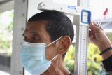 Warga berusia lanjut menjalani pengukuran tinggi badan saat pemeriksaan keehatan di Posyandu Lansia Anggrek 4, Pakis, Malang, Jawa Timur, Kamis (17/4/2025). Pemeriksaan kesehatan meliputi pengukuran tinggi badan, lingkar perut, tekanan darah dan pengecekan gula darah tersebut dilakukan sebagai upaya deteksi dini penyakit dan masalah kesehatan yang dihadapi lansia sekaligus memberikan edukasi mengenai gaya hidup sehat. Antara Jatim/Ari Bowo Sucipto/um
