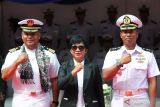 Direktur Produksi PT PAL Indonesia Diana Rosa (tengah) bersama Komandan Kapal BRP Tarlac 601 Capt Fredie C Parpan (kiri) dan Kadissyahal Lantamal V Letkol Laut (P) Ali Sodikin (kanan) berpose saat penyambutan kedatangan kapal perang Angkatan Laut Filipina BRP Tarlac 601 di PT PAL Indonesia, Surabaya, Jawa Timur, Kamis (17/4/2025). Kedatangan kapal perang Angkatan Laut Filipina buatan PT PAL Indonesia tersebut untuk dilakukan pemeliharaan dan perbaikan. Antara Jatim/Didik Suhartono/um