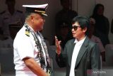 Direktur Produksi PT PAL Indonesia Diana Rosa (kanan) berbincang dengan Komandan Kapal BRP Tarlac 601 Capt Fredie C Parpan (kiri) saat penyambutan kedatangan kapal perang Angkatan Laut Filipina BRP Tarlac 601 di PT PAL Indonesia, Surabaya, Jawa Timur, Kamis (17/4/2025). Kedatangan kapal perang Angkatan Laut Filipina buatan PT PAL Indonesia tersebut untuk dilakukan pemeliharaan dan perbaikan. Antara Jatim/Didik Suhartono/um