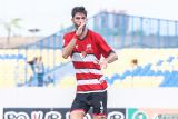 Pesepak bola Madura United Pedro Filipe Monteiro berselebrasi usai mencetak gol ke gawang Svay Rieng pada leg kedua semifinal AFC Challenge League di Stadion Gelora Joko Samudro, Gresik, Jawa Timur, Kamis (17/4/2025). Madura United bermain imbang melawan Svay Rieng dengan skor 3-3 dan gagal melaju ke babak final AFC Challenge League usai kalah agregat dengan skor 3-6. Antara Jatim/Rizal Hanafi/um
