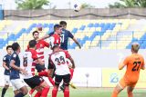 Pesepak bola Madura United Miljan Skrbic (keempat kiri) berebut bola di udara dengan pesepak bola Svay Rieng Takashi Odawara (kelima kiri) pada leg kedua semifinal AFC Challenge League di Stadion Gelora Joko Samudro, Gresik, Jawa Timur, Kamis (17/4/2025). Madura United bermain imbang melawan Svay Rieng dengan skor 3-3 dan gagal melaju ke babak final AFC Challenge League usai kalah agregat dengan skor 3-6. Antara Jatim/Rizal Hanafi/um