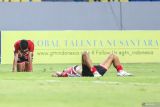 Pesepak bola Madura United Ibrahim Sanjaya (kiri) tertunduk usai bertanding melawan Svay Rieng pada leg kedua semifinal AFC Challenge League di Stadion Gelora Joko Samudro, Gresik, Jawa Timur, Kamis (17/4/2025). Madura United bermain imbang melawan Svay Rieng dengan skor 3-3 dan gagal melaju ke babak final AFC Challenge League usai kalah agregat dengan skor 3-6. Antara Jatim/Rizal Hanafi/um