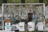 Petugas keamanan berada di gudang logistik KPU Kutai Kartanegara di Tenggarong, Kukar, Kalimantan Timur, Kamis (17/4/2025). Komisi Pemilihan Umum (KPU) Kabupaten Kutai Kartanegara mulai mendistribusikan logistik pemungutan suara ulang (PSU) pemilihan Bupati dan Wakil Bupati Kabupaten Kutai Kartanegara, Kalimantan Timur ke 1.447 TPS di 20 kecamatan pascaputusan Mahkamah Konstitusi. Antara Kaltim/M Risyal Hidayat