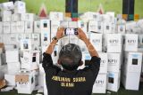 Petugas Bawaslu memotret logistik pemungutan suara ulang (PSU) dengan telepon genggamnya di gudang logistik KPU Kutai Kartanegara di Tenggarong, Kukar, Kalimantan Timur, Kamis (17/4/2025). Komisi Pemilihan Umum (KPU) Kabupaten Kutai Kartanegara mulai mendistribusikan logistik pemungutan suara ulang (PSU) pemilihan Bupati dan Wakil Bupati Kabupaten Kutai Kartanegara, Kalimantan Timur ke 1.447 TPS di 20 kecamatan pascaputusan Mahkamah Konstitusi. Antara Kaltim/M Risyal Hidayat