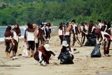 Pelajar memunguti sampah plastik dan sampah organik di kawasan pesisir Pantai Bayem di Tulungagung, Jawa Timur, Kamis (17/43/2025). Aksi bersih pantai itu dilakukan untuk menjaga kebersihan lingkungan di kawasan pesisir sekaligus untuk menumbuhkan jiwa peduli dan rasa cinta alam di kalangan pelajar setempat. ANTARA Jatim/Destyan Sujarwoko/mas.