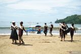 Pelajar membawa kantomg berisi penuh sampah plastik dan sampah organik di kawasan pesisir Pantai Gemah, Tulungagung, Jawa Timur, Kamis (17/43/2025). Aksi bersih pantai itu dilakukan untuk menjaga kebersihan lingkungan di kawasan pesisir sekaligus untuk menumbuhkan jiwa peduli dan rasa cinta alam di kalangan pelajar setempat. ANTARA Jatim/Destyan Sujarwoko/mas.
