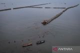 Foto udara alat berat membongkar pagar laut di pesisir laut Desa Kohod, Kabupaten Tangerang, Banten, Kamis (17/4/2025). Kementerian Kelautan dan Perikanan (KKP) membongkar sisa pagar laut sepanjang satu kilometer sebagai upaya menata ruang laut dan meningkatkan keselamatan para nelayan. ANTARA FOTO/Putra M. Akbar/gp