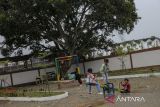 Sejumlah anak bermain di salah satu perumahan subsidi di Kota Serang, Banten, Kamis (17/4/2025). Menteri Perumahan dan Kawasan Permukiman Maruarar Sirait akan memperluas sasaran penerima manfaat pembiayaan rumah subsidi dengan menyasar para pekerja sektor informal untuk memberikan keadilan yang sama dengan pekerja formal yang memiliki gaji. ANTARA FOTO/Angga Budhiyanto/gp