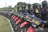 Anggota Polisi, TNI, dan Forkopimda mengikuti apel gelar pasukan pengamanan pemungutan suara ulang (PSU) pemilihan Bupati dan Wakil Bupati Tasikmalaya pascaputusan Mahkamah Konstitusi di lapang SOR Kaliki, Kabupaten Tasikmalaya, Jawa Barat, Rabu (16/4/2025). Polres Tasikmalaya menggelar apel pasukan dalam rangka pengamanan PSU pemilihan Bupati dan Wakil Bupati Tasikmalaya pascaputusan Mahkamah Konstitusi dengan melibatkan sebanyak 3.000 personel gabungan dan 1.800 anggota Polri dan TNI yang disiagakan di 2.847 Tempat Pemungutan Suara (TPS) pada 19 April 2025. ANTARA FOTO/Adeng Bustomi/agr