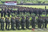 Anggota Polisi, TNI, dan Forkopimda mengikuti apel gelar pasukan pengamanan pemungutan suara ulang (PSU) pemilihan Bupati dan Wakil Bupati Tasikmalaya pascaputusan Mahkamah Konstitusi di lapang SOR Kaliki, Kabupaten Tasikmalaya, Jawa Barat, Rabu (16/4/2025). Polres Tasikmalaya menggelar apel pasukan dalam rangka pengamanan PSU pemilihan Bupati dan Wakil Bupati Tasikmalaya pascaputusan Mahkamah Konstitusi dengan melibatkan sebanyak 3.000 personel gabungan dan 1.800 anggota Polri dan TNI yang disiagakan di 2.847 Tempat Pemungutan Suara (TPS) pada 19 April 2025. ANTARA FOTO/Adeng Bustomi/agr