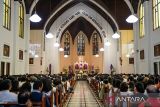 Umat Katolik mengikuti misa Kamis Putih di Gereja Katedral Santo Petrus, Bandung, Jawa Barat, Kamis (17/4/2025). Ibadah Kamis Putih tahun 2025 di gereja tersebut mengangkat tema Resolusi dan Rekonsiliasi yang menggaris bawahi pentingnya momentum Jumat Agung sebagai puncak kasih melalui pengorbanan Yesus Kristus di kayu salib. ANTARA FOTO/Raisan Al Farisi/agr
