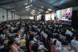 Umat Katolik mengikuti misa Kamis Putih di Katedral Santo Petrus, Bandung, Jawa Barat, Kamis (17/4/2025). Ibadah Kamis Putih tahun 2025 di gereja tersebut mengangkat tema Resolusi dan Rekonsiliasi yang menggaris bawahi pentingnya momentum Jumat Agung sebagai puncak kasih melalui pengorbanan Yesus Kristus di kayu salib. ANTARA FOTO/Raisan Al Farisi/agr

