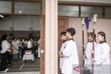 Jemaat katolik melaksanakan ibadah misa Kamis Putih di Gedung Serba Guna (GSG) Arcamanik, Bandung, Jawa Barat, Kamis (17/4/2025). Ibadah tersebut diikuti 290 jemaat Katolik dari Stasi St Yohanes Rasul Paroki Santa Odilia dengan pengamanan ketat kepolisian menyusul adanya penolakan lokasi itu sebagai tempat ibadah karena dianggap masih digunakan sebagai fasilitas umum dan fasilitas sosial. ANTARA FOTO/Novrian Arbi/agr