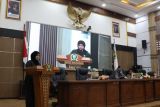 Anggota DPRD Balangan dari Fraksi Partai Amanat Nasional (PAN) Norsita Maulida saat membacakan teks persetujuan terhadap sebanyak 20 Rancangan Peraturan Daerah (Raperda) Kabupaten Balangan di Aula Kantor DPRD Kabupaten Balangan, Selasa (14/1/2025).  ANTARA/HO-Sekwan Balangan
