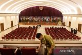 Petugas membersihkan kursi di ruang utama sidang Konfrensi Asia Afrika (KAA), Gedung Merdeka, Bandung, Jawa Barat, Rabu (16/4/2025). Konferensi Asia Afrika tahun ini menjadi peringatan ke-70 sejak pertama kali dilaksanakan pada 18 April 1955 yang diikuti 29 negara di Gedung Merdeka itu bertujuan sebagai solidaritas, persatuan serta menggelorakan semangat bagi negara-negara Asia dan Afrika dalam menyelesaikan masalah global. ANTARA FOTO/Novrian Arbi/agr