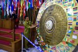 Petugas membersihkan Gong di ruang utama sidang Konfrensi Asia Afrika (KAA) di Gedung Merdeka, Bandung, Jawa Barat, Rabu (16/4/2025). Konferensi Asia Afrika tahun ini menjadi peringatan ke-70 sejak pertama kali dilaksanakan pada 18 April 1955 yang diikuti 29 negara di Gedung Merdeka itu bertujuan sebagai solidaritas, persatuan serta menggelorakan semangat bagi negara-negara Asia dan Afrika dalam menyelesaikan masalah global. ANTARA FOTO/Novrian Arbi/agr