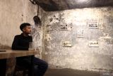 Pengunjung menikmati minuman dalam bungker peninggalan Belanda di Kafe Gedong Ijen, Malang, Jawa Timur, Kamis (17/4/2025). Pengelola kafe memanfaatkan enam ruangan di dalam bangunan cagar budaya tersebut sebagai kafe guna menarik minat pengunjung sekaligus menyediakan sarana edukasi sejarah dan per hari mendapat kunjungan sebanyak 70 orang hingga 100 orang. ANTARA Jatim/Ari Bowo Sucipto/mas.