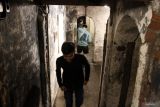 Pengunjung menyusuri lorong dalam bungker peninggalan Belanda di Kafe Gedong Ijen, Malang, Jawa Timur, Kamis (17/4/2025). Pengelola kafe memanfaatkan enam ruangan di dalam bangunan cagar budaya tersebut sebagai kafe guna menarik minat pengunjung sekaligus menyediakan sarana edukasi sejarah dan per hari mendapat kunjungan sebanyak 70 orang hingga 100 orang. ANTARA Jatim/Ari Bowo Sucipto/mas.