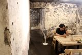 Pengunjung menikmati makanan dan minuman dalam bungker peninggalan Belanda di Kafe Gedong Ijen, Malang, Jawa Timur, Kamis (17/4/2025). Pengelola kafe memanfaatkan enam ruangan di dalam bangunan cagar budaya tersebut sebagai kafe guna menarik minat pengunjung sekaligus menyediakan sarana edukasi sejarah dan per hari mendapat kunjungan sebanyak 70 orang hingga 100 orang. ANTARA Jatim/Ari Bowo Sucipto/mas.