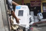 Anggota Linmas membawa logistik Pilkada saat pendistribusian di Gudang logistik PPK Manonjaya, Kabupaten Tasikmalaya, Jawa Barat, Kamis (17/4/2025). Sebanyak 38 Panitia Pemilihan Kecamatan (PPK) se-Kabupaten Tasikmalaya mendistribusikan logistik pemungutan suara ulang (PSU) pemilihan Bupati dan Wakil Bupati Tasikmalaya pascaputusan Mahkamah Konstitusi, ke tingkat panitia pemungutan suara (PPS) sebelum didistribusikan ke 2.847 Tempat Pemungutan Suara (TPS) dari 351 desa. ANTARA FOTO/Adeng Bustomi/agr