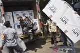 Anggota Linmas membawa logistik Pilkada saat pendistribusian di Gudang logistik PPK Manonjaya, Kabupaten Tasikmalaya, Jawa Barat, Kamis (17/4/2025).  Sebanyak 38 Panitia Pemilihan Kecamatan (PPK) se-Kabupaten Tasikmalaya mendistribusikan logistik pemungutan suara ulang (PSU) pemilihan Bupati dan Wakil Bupati Tasikmalaya pascaputusan Mahkamah Konstitusi, ke tingkat panitia pemungutan suara (PPS) sebelum didistribusikan ke 2.847 Tempat Pemungutan Suara (TPS) dari 351 desa. ANTARA FOTO/Adeng Bustomi/agr
