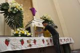 Umat Katolik memperbaiki tata letak kotak altar di Gereja Katedral Ijen, Malang, Jawa Timur, Kamis (17/4/2025). Umat Katolik setempat melakukan sejumlah persiapan antara lain memasang dekorasi, memasang kain selubung pada patung serta melakukan pembersihan menyeluruh untuk memberi kenyamanan sekaligus menambah kekusyukan bagi umat Katolik yang akan menjalankan rangkaian ibadah Paskah di gereja berusia 91 tahun tersebut. ANTARA Jatim/Ari Bowo Sucipto/mas.