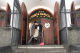 Umat Katolik membersihkan lantai di Gereja Katedral Ijen, Malang, Jawa Timur, Kamis (17/4/2025). Umat Katolik setempat melakukan sejumlah persiapan antara lain memasang dekorasi, memasang kain selubung pada patung serta melakukan pembersihan menyeluruh untuk memberi kenyamanan sekaligus menambah kekusyukan bagi umat Katolik yang akan menjalankan rangkaian ibadah Paskah di gereja berusia 91 tahun tersebut. ANTARA Jatim/Ari Bowo Sucipto/mas.