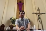 Umat Katolik mengecek mikrofon di altar Gereja Katedral Ijen, Malang, Jawa Timur, Kamis (17/4/2025). Umat Katolik setempat melakukan sejumlah persiapan antara lain memasang dekorasi, memasang kain selubung pada patung serta melakukan pembersihan menyeluruh untuk memberi kenyamanan sekaligus menambah kekusyukan bagi umat Katolik yang akan menjalankan rangkaian ibadah Paskah di gereja berusia 91 tahun tersebut. ANTARA Jatim/Ari Bowo Sucipto/mas.