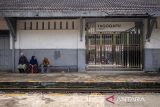 Warga berada di Stasiun Tagogapu, Padalarang, Kabupaten Bandung Barat, Jawa Barat, Rabu (16/4/2025). Pemerintah Daerah Provinsi Jawa Barat berencana melakukan reaktivasi 11 jalur kereta api diantaranya Banjarjulang, Bandung-Ciwidey, Garut-Cikaceng, Rancaekek-Tanjungsari dan Cipatat-Padalarang guna mempercepat mobilitas masyarakat serta membuka akses ekonomi dan pariwisata di daerah yang sebelumnya sulit dijangkau. ANTARA FOTO/Abdan Syakura/agr