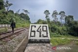 Warga berjalan menyusuri rel kereta api non aktif di Stasiun Tagogapu, Padalarang, Kabupaten Bandung Barat, Jawa Barat, Rabu (16/4/2025). Pemerintah Daerah Provinsi Jawa Barat berencana melakukan reaktivasi 11 jalur kereta api diantaranya Banjarjulang, Bandung-Ciwidey, Garut-Cikaceng, Rancaekek-Tanjungsari dan Cipatat-Padalarang guna mempercepat mobilitas masyarakat serta membuka akses ekonomi dan pariwisata di daerah yang sebelumnya sulit dijangkau. ANTARA FOTO/Abdan Syakura/agr